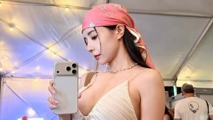 最美MC挖洞戰袍洩雪球 褲頭全鬆開:瘋掉了