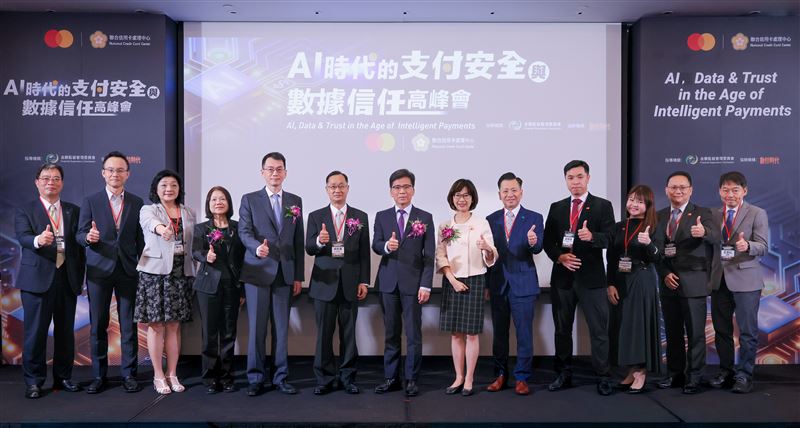 隨著代理式AI崛起，交易主體由人轉向AI代理人，萬事達卡與聯卡中心攜手產官學界，研擬AI下單的身分識別與防詐框架。金管會強調負責任創新，擬推動在地化金融模型與代碼化技術，在自動化便利與隱私安全間取得平衡。（圖／萬事達卡提供）