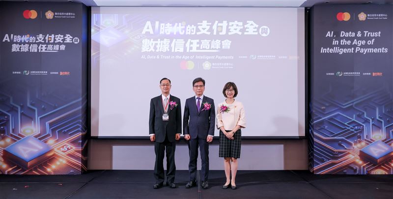隨著代理式AI崛起，交易主體由人轉向AI代理人，萬事達卡與聯卡中心攜手產官學界，研擬AI下單的身分識別與防詐框架。金管會強調負責任創新，擬推動在地化金融模型與代碼化技術，在自動化便利與隱私安全間取得平衡。（圖／萬事達卡提供）