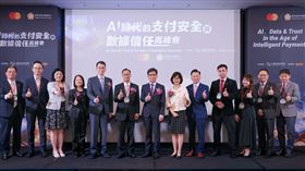 隨著代理式AI崛起，交易主體由人轉向AI代理人，萬事達卡與聯卡中心攜手產官學界，研擬AI下單的身分識別與防詐框架。金管會強調負責任創新，擬推動在地化金融模型與代碼化技術，在自動化便利與隱私安全間取得平衡。（圖／萬事達卡提供） 