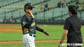 中職37年例行賽，台鋼雄鷹4：0完封中信兄弟，總教練洪一中賽後和副領隊擊掌。（圖／記者劉彥池攝影）