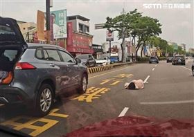 彰化女遭撞彈飛　醫驚覺非掉落物急擋車（圖／翻攝畫面）