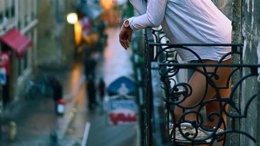 女友負氣跳樓！他撐不住鬆手…目睹人摔死