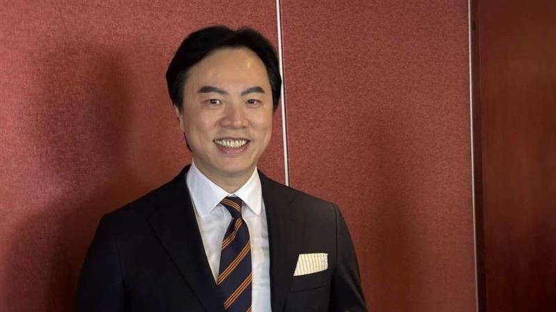 TPMS龍頭橙的電子（4554）靠著董事長許欽堯「直攻第一線」的策略，成功在德國5,500家維修通路中拿下過半市占，獲利刷新十年紀錄。透過專利燒錄器解決安裝痛點，並結合6月漲價利多與晶片彈性配置，長線目標直指歐洲過半市占。（圖／記者師瑞德攝影）