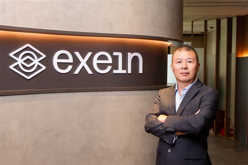 義大利資安巨頭Exein正式在台設立亞太總部,攜手聯發科、信驊等半導體巨頭。執行長Gianni Cuozzo示警,AI已使實體系統攻擊門檻歸零,實體攻擊正以月增50%暴衝。Exein透過效能損耗僅1%的防護技術植入晶片底層,協助台廠應對歐盟CRA法規,讓資安成為進軍國際的「出國護照」。(圖/Exein提供)