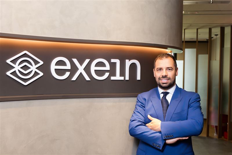 義大利資安巨頭Exein正式在台設立亞太總部,攜手聯發科、信驊等半導體巨頭。執行長Gianni Cuozzo示警,AI已使實體系統攻擊門檻歸零,實體攻擊正以月增50%暴衝。Exein透過效能損耗僅1%的防護技術植入晶片底層,協助台廠應對歐盟CRA法規,讓資安成為進軍國際的「出國護照」。(圖/Exein提供)