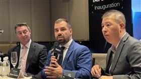 義大利資安巨頭Exein正式在台設立亞太總部，攜手聯發科、信驊等半導體巨頭。執行長Gianni Cuozzo示警，AI已使實體系統攻擊門檻歸零，實體攻擊正以月增50%暴衝。Exein透過效能損耗僅1%的防護技術植入晶片底層，協助台廠應對歐盟CRA法規，讓資安成為進軍國際的「出國護照」。（圖／記者師瑞德攝影）