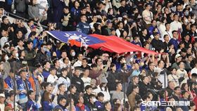 WBC世界棒球經典賽C組預賽，東京巨蛋場內觀眾席湧入大量台灣球迷，有人拉開巨幅中華民國國旗，為台灣隊全力加油。（圖／特派記者劉彥池攝影）