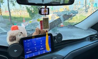 國道行駛突飛來鐵條　擋風玻璃遭砸穿