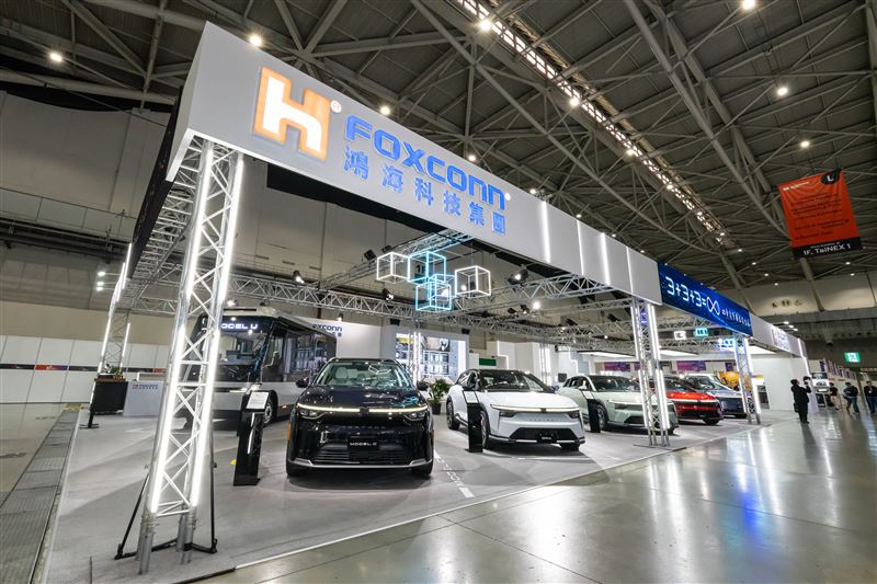 2026台北國際車電展登場，展現台灣從零組件轉向系統整合的強大韌性。鴻海首度揭密高雄電池量產線，金仁寶與東元電機則深耕智慧座艙、高壓快充與高酬載無人機，結合Edge AI感知技術，聯手構築具全球競爭力的智慧移動生態系。（圖／鴻海提供）