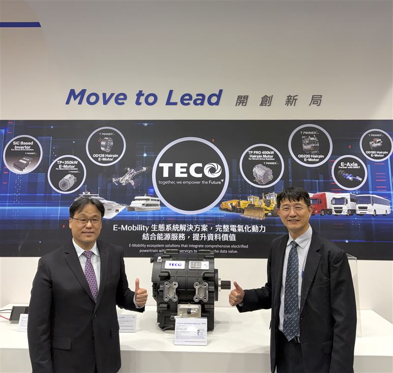 2026台北國際車電展登場，展現台灣從零組件轉向系統整合的強大韌性。鴻海首度揭密高雄電池量產線，金仁寶與東元電機則深耕智慧座艙、高壓快充與高酬載無人機，結合Edge AI感知技術，聯手構築具全球競爭力的智慧移動生態系。左邊：東元電機高飛鳶總經理。右邊：東元電機機電事業群王榮邦總經理。（圖／東元提供）