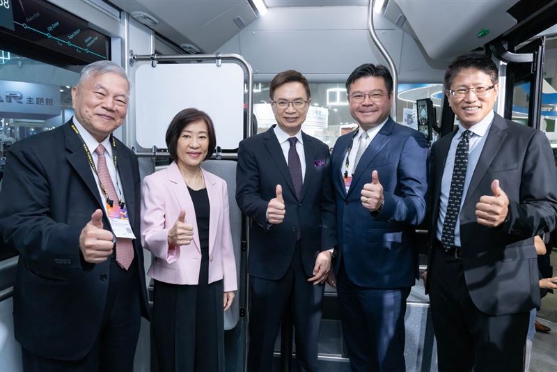 2026台北國際車電展登場，展現台灣從零組件轉向系統整合的強大韌性。鴻海首度揭密高雄電池量產線，金仁寶與東元電機則深耕智慧座艙、高壓快充與高酬載無人機，結合Edge AI感知技術，聯手構築具全球競爭力的智慧移動生態系。（圖／鴻海提供）