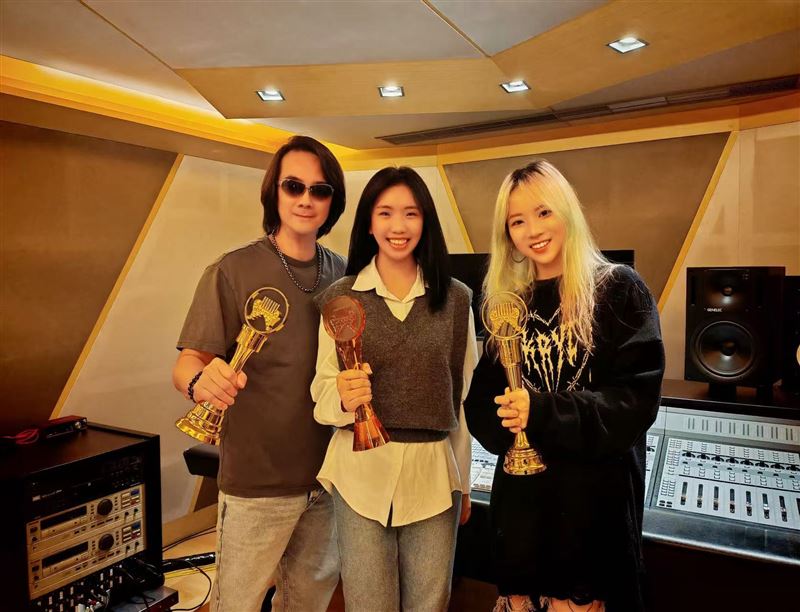 陳建寧（左起）親自操刀〈和光同塵〉，交由愛徒劉恩君與武渡羽合唱。（圖／金牌娛樂／無限延伸音樂提供）