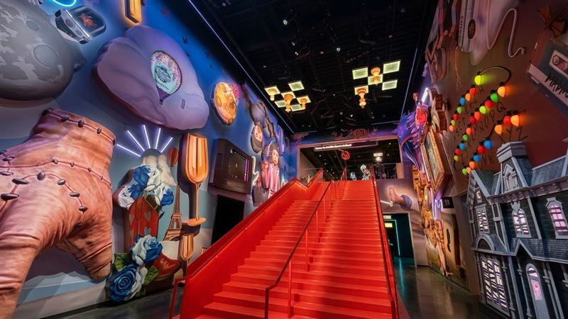 進入Netflix House樓梯兩側就有許多網飛影集中的實體視覺造型。（圖／記者蕭翰弦攝影）