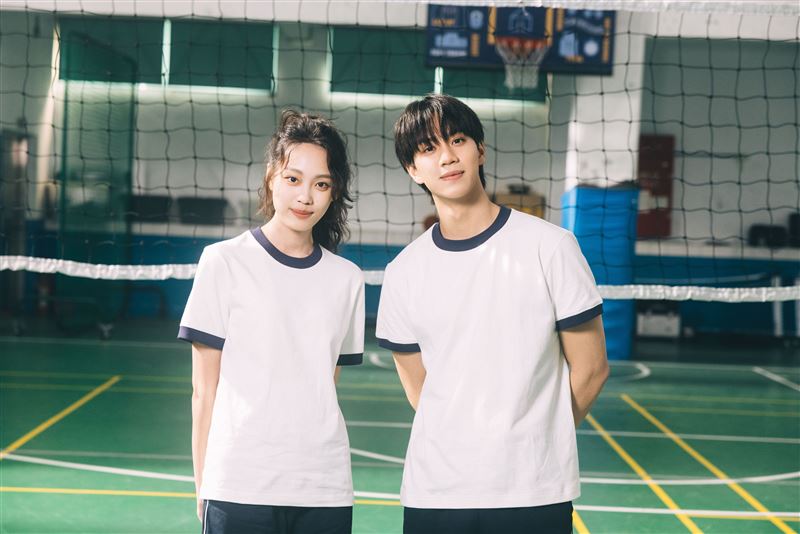 鄭馥儀與李秉諭在MV中飾演學長學妹。（圖／華研國際提供）