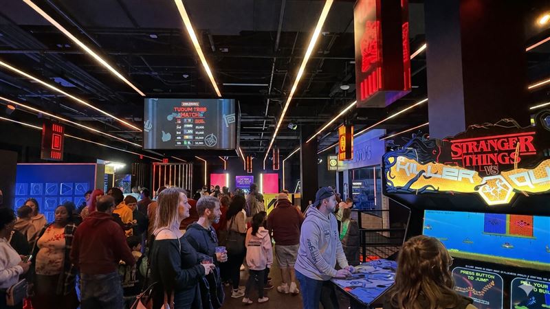 Netflix House人潮滿滿的復古電玩區，整體又華麗又獵奇。（圖／記者蕭翰弦攝影）