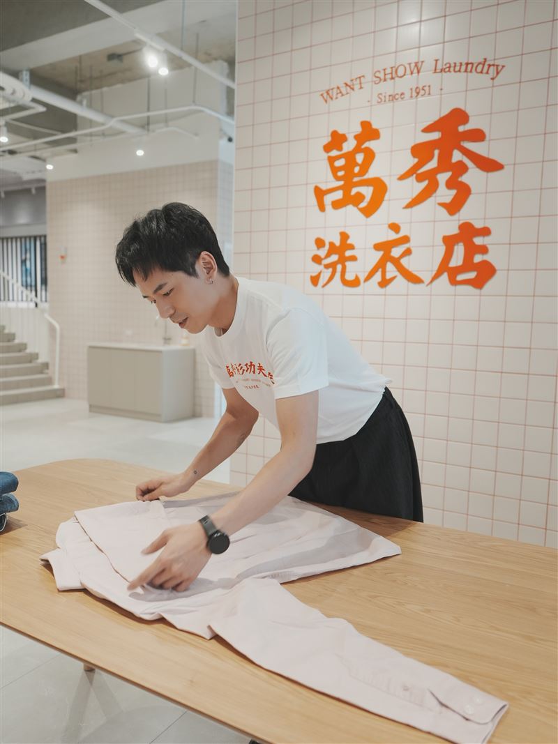 張瑞夫與長輩頗有緣份。(圖/萬秀洗衣店提供)