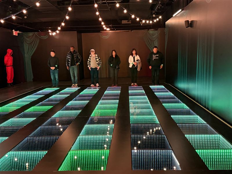 玩家站在玻璃橋，如同《魷魚遊戲》影集一般的真人闖關。（圖／記者蕭翰弦攝影）