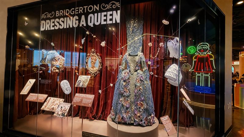 《柏捷頓家族》影集展示宮廷禮服的櫥窗。（圖／記者蕭翰弦攝影）