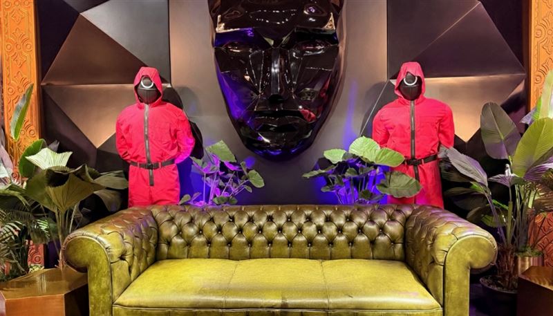 《魷魚遊戲》在遊戲後可以體驗扮演幕後黑面具的氣勢。（圖／記者蕭翰弦攝影）