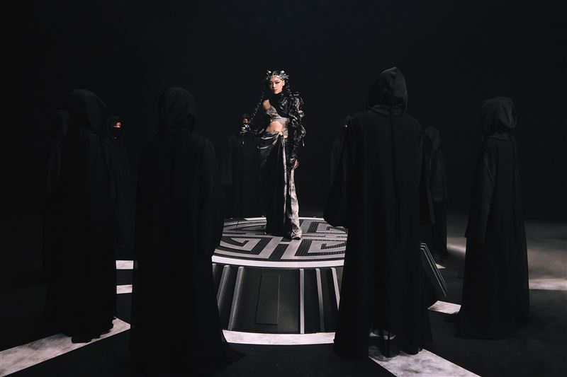 楚晴〈BURNOUT DYNASTY〉MV充滿賽博龐克風格。（圖／JFJ Productions提供）