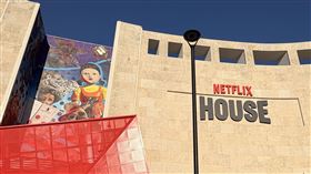 德州達拉斯Netflix House高聳的外觀氣勢十足，標誌的紅色入口相當吸睛。（圖／記者蕭翰弦攝影）