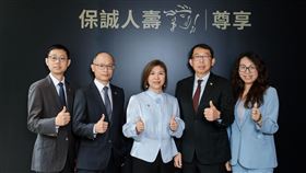 保誠人壽尊享正式發佈，保誠人壽總經理王慰慈（中）偕同高階主管共同出席通路發佈會。（圖／保誠人壽）