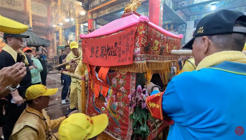 白沙屯媽祖鑾轎旁，總是跟著一名穿藍衣、戴紅臂章的男子，是拱天宮的陳弼宏委員。（圖／翻攝自白沙屯媽祖網路電視台YT）