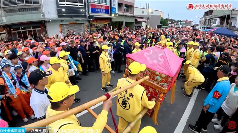 白沙屯媽祖旁紅臂章長者是誰?超狂身分曝