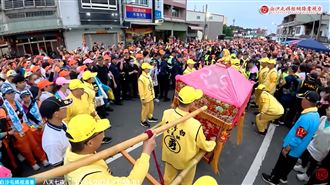 白沙屯媽祖旁紅臂章長者是誰？超狂身分曝