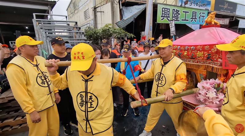 白沙屯媽祖鑾轎旁，總是跟著一名穿藍衣、戴紅臂章的男子，是拱天宮的陳弼宏委員。（圖／翻攝自白沙屯媽祖網路電視台YT）