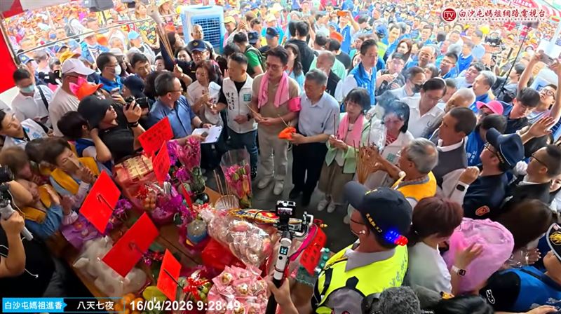 白沙屯媽祖停駕北辰派出所，民眾黨前主席柯文哲與妻子陳佩琪、現任主席黃國昌現身參拜。（圖／翻攝YT白沙屯媽祖網路電視台）