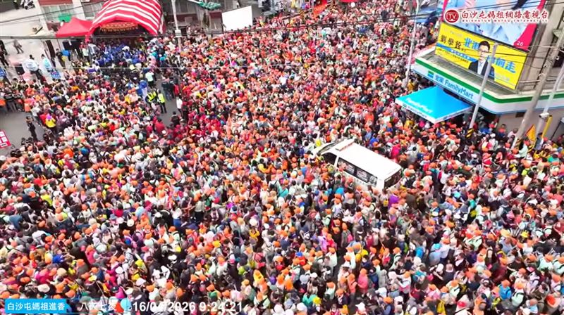 白沙屯媽祖停駕北辰派出所，上萬香燈腳齊聚路口，場面壯觀。（圖／翻攝YT白沙屯媽祖網路電視台）