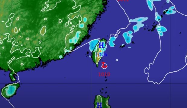 週六凌晨起鋒面通過影響，中北部及東部轉陰或多雲有短暫陣雨天氣。（圖／翻攝自天氣風險 WeatherRisk）