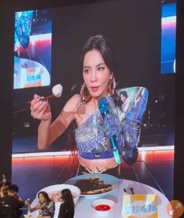 Ella品嘗魚丸。(圖／翻攝自微博）