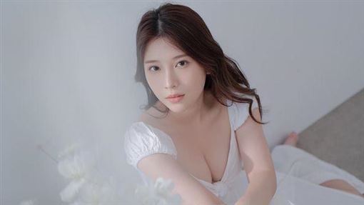 雞排妹暈車坐前座被當豔遇！網瘋猜懷孕了