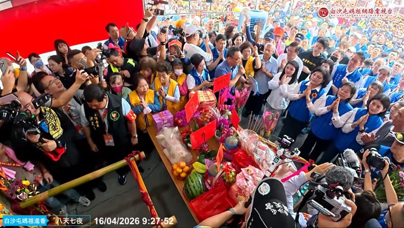 白沙屯媽祖停駕北辰派出所，雲林縣長張麗善率市府團隊恭迎媽祖。（圖／翻攝YT白沙屯媽祖網路電視台）