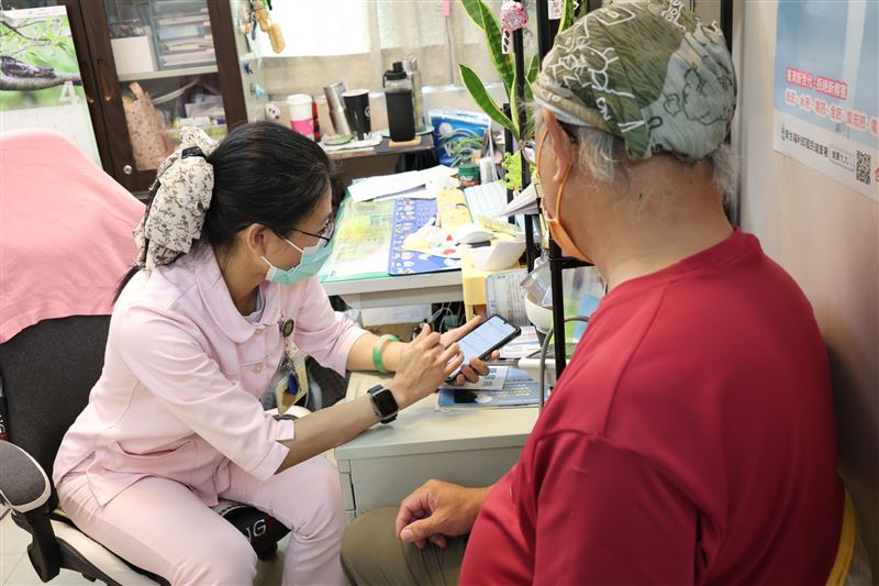 56歲男長期口渴未察覺，偶然驗出高尿糖，檢查糖化血色素達11.5%，確診糖尿病，裝監測儀後才驚覺與飲食習慣有關。（圖／衛福部彰化醫院提供）