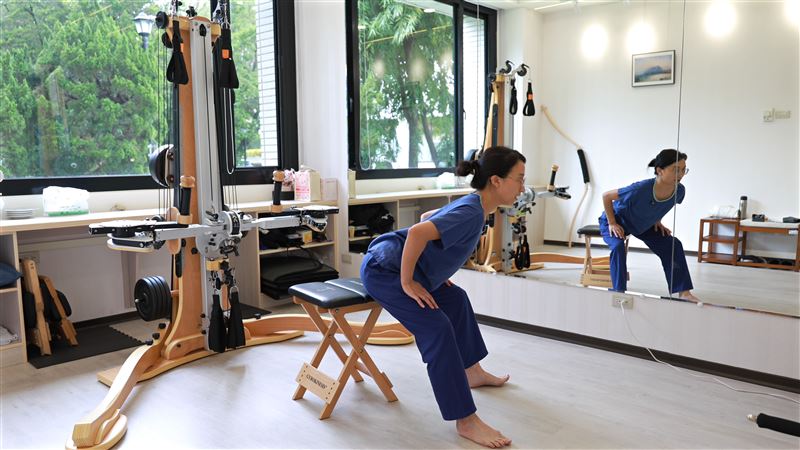 物理治療師規劃了四招，坐在椅子上就能進行的實用「嬋柔伸展」。圖為波浪式。（圖／花蓮慈院提供）