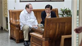 李乾龍座車遭裝追蹤器！警副局長親拜訪。（圖／翻攝畫面）