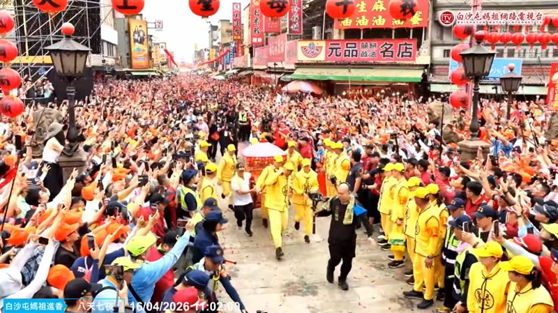 白沙屯媽祖鑾轎於16日上午11時左右，抵達北港朝天宮。（圖／翻攝YT白沙屯媽祖網路電視台）