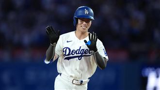 金慧成炸本季首轟　對手想沒收手套掉出牆