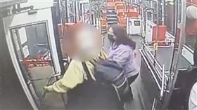 林女搭公車遭吳男拉下座位，雙方爆發推擠。（圖／翻攝畫面）