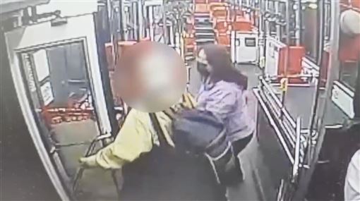新店阿公搭公車搶位！她慘被直接拖下氣炸