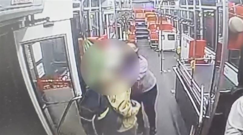林女搭公車遭吳男拉下座位，雙方爆發推擠。（圖／翻攝畫面）