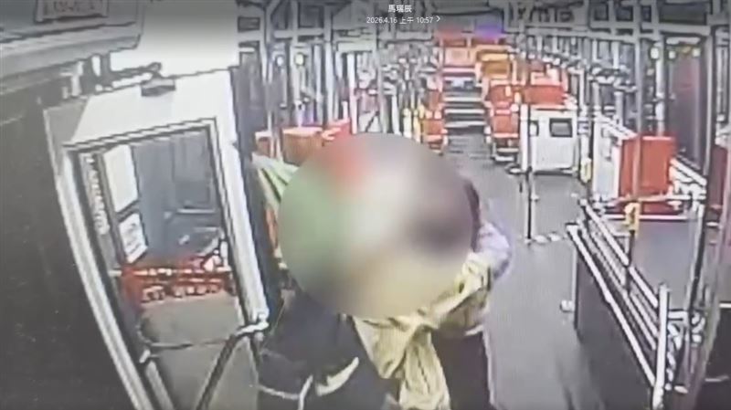 林女搭公車遭吳男拉下座位，雙方爆發推擠。（圖／翻攝畫面）