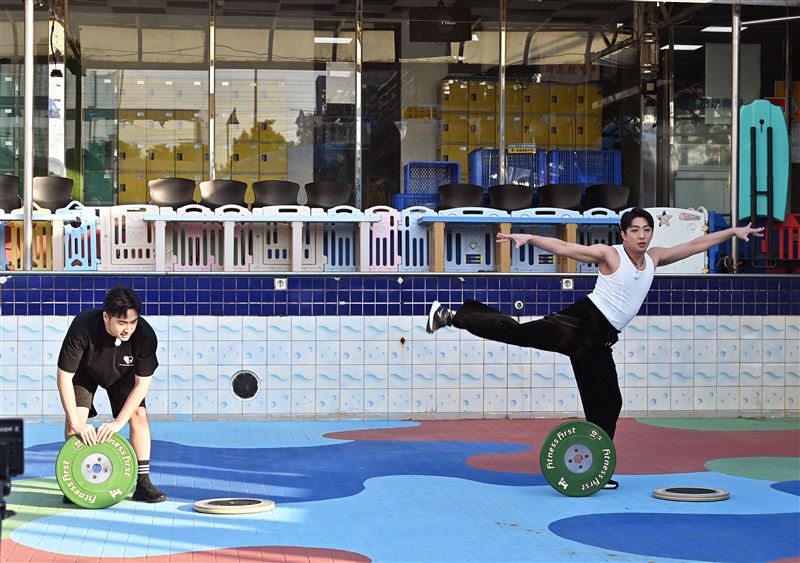吳宗憲之子鹿希派(左)、許仙姬之子許明杰同台。(圖/《全城地圖:最強明星隊》提供)