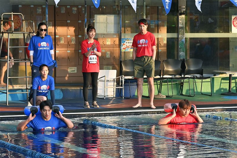 包偉銘之子包庭政(前排右)、許仙姬之子許明杰兩人比拼泳池競走耐力。(圖/《全城地圖:最強明星隊》提供)