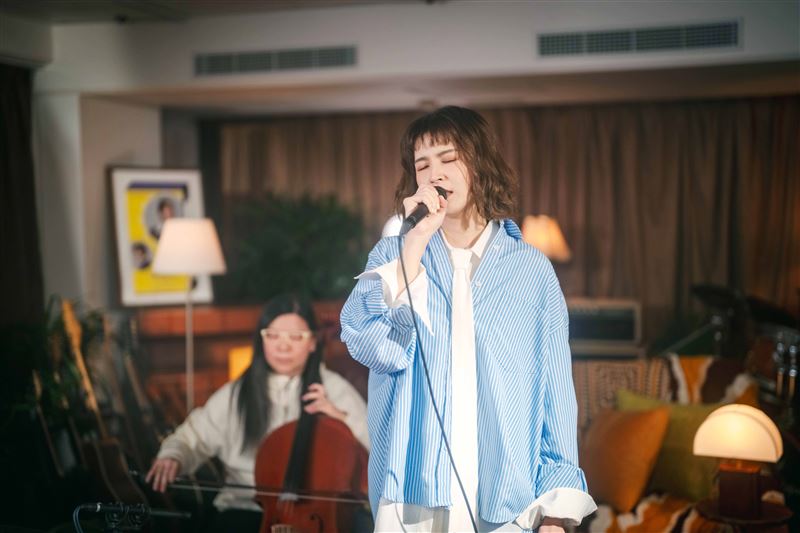 曾沛慈演唱〈孤單心事〉,勾起《終極》系列回憶殺。(圖/華研國際提供)