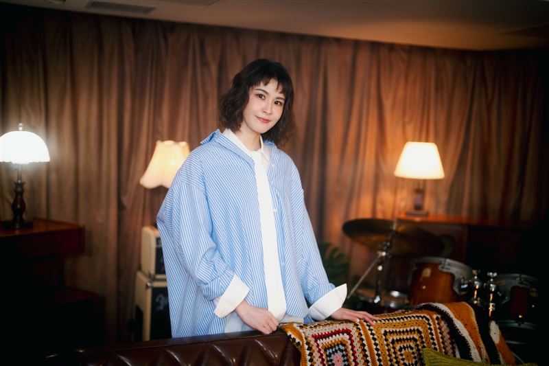 曾沛慈重新演繹藍又時〈孤單心事〉。(圖/華研國際提供)